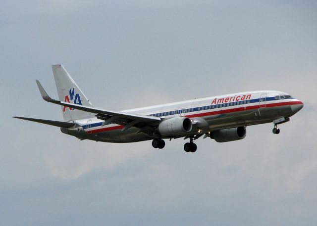 Boeing 737-800 (N906AN) - Landing on 18R at DFW. Rainy day in Dallas!