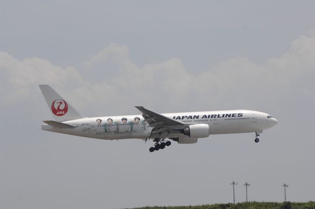 Boeing 777-200 (JA772J) - Landing at Haneda Intl Airport R/W22 on 2011/7/25 Arashi Jet (Japanes Musician Group) c/s