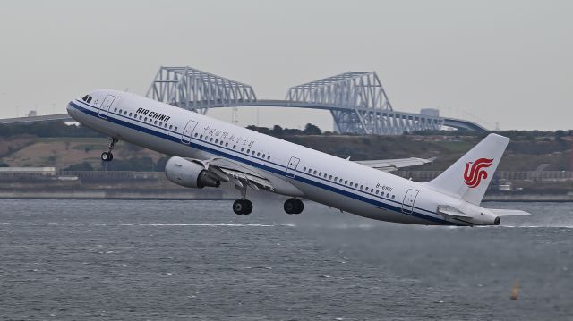Airbus A321 (B-6961) - November 23, 2024br /Air China Airbus A321-213(B-6961) Airborn from RWY34R.