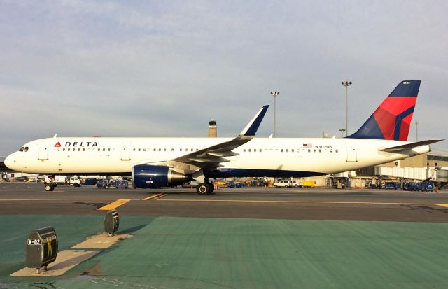 Airbus A321 (N302DN) - On Echo