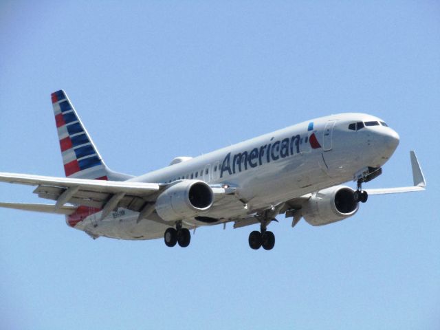 Boeing 737-800 (N960NN) - Landing RWY 20R