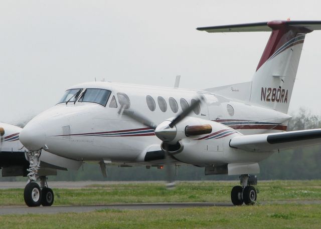 Beechcraft Super King Air 200 (N280RA) - Taxiing to runway 14 on taxiway Foxtrot at the Shreveport Downtown airport.