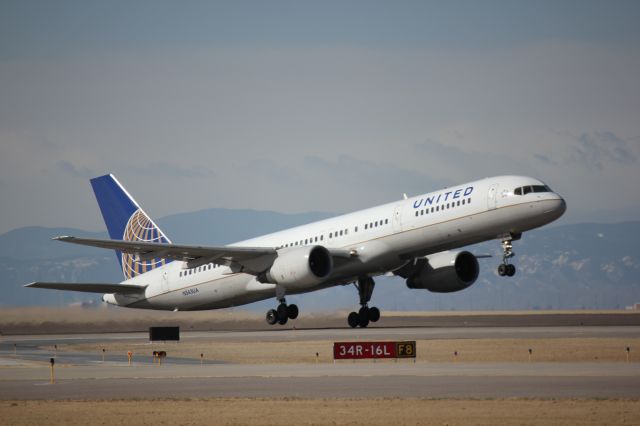 Boeing 757-200 (N543UA)