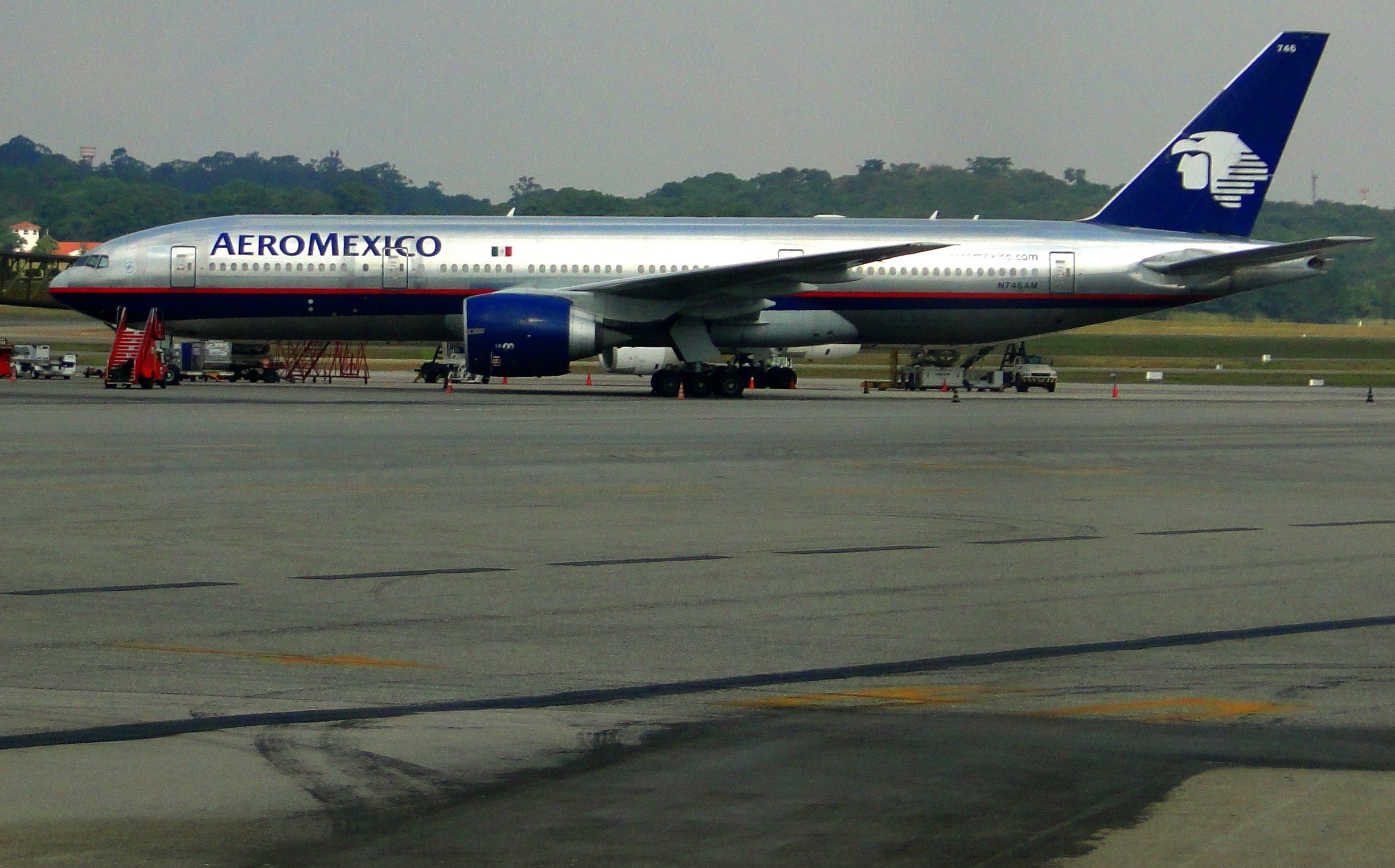 Boeing 777-200 (N745AM) - BOEING 777 OF AEROMEXICO IN SÃO PAULO, BRAZIL.