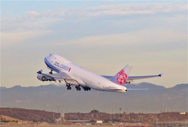 Boeing 747-400 (B-18723)