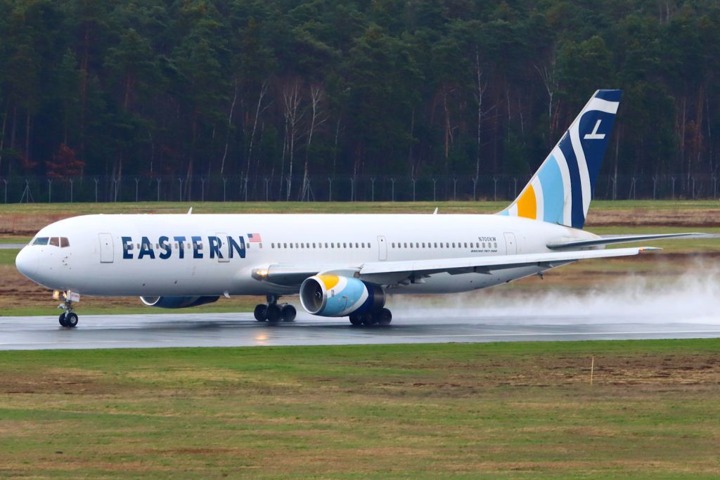 BOEING 767-300 (N700KW)