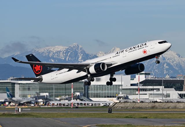 Airbus A330-300 (C-GKUG)