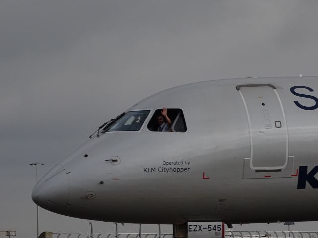 Embraer ERJ-190 (PH-EZX) - Waving pilot!