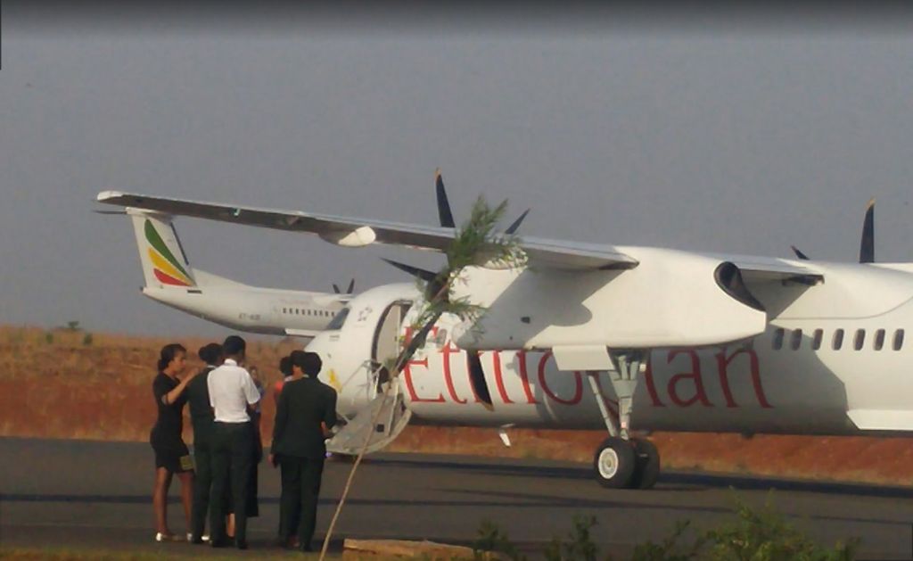 de Havilland Dash 8-400 (ET-AUE) - Deplaning in Asosa after a flight from Dessie, while seeing another ET Q400 depart for Addis Ababa