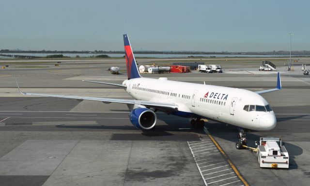 Boeing 757-200 (N672DL) - Delta Air Lines Boeing 757-232(WL) N672DL in New York JFK 