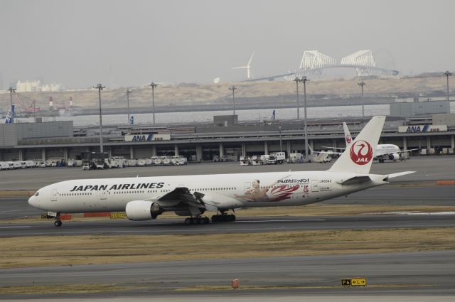 BOEING 777-300 (JA8942) - Taxing at Tokyo-Haneda Intl Airport on 2014/03/07 "Olympic Asada Mao c/s"