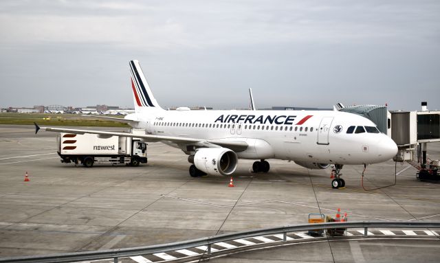 Airbus A320 (F-HBNE) - evening before rain hit the area