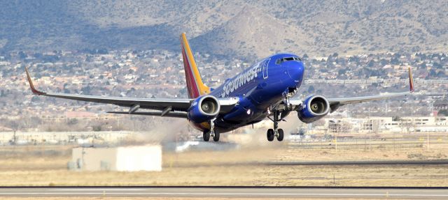 Boeing 737-700 (N714SW) - The former Shamu One leaving KABQ