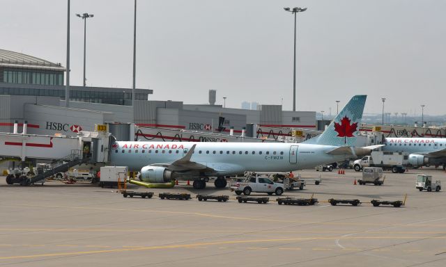 Embraer ERJ-190 (C-FMZW) - Air Canada Embraer ERJ-190AR C-FMZW in Toronto 