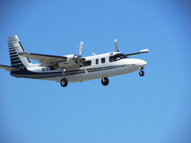 Rockwell Turbo Commander 690 (N186E) - Landing RWY 20R