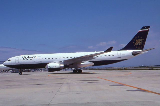 Airbus A330-200 (I-VLEC)