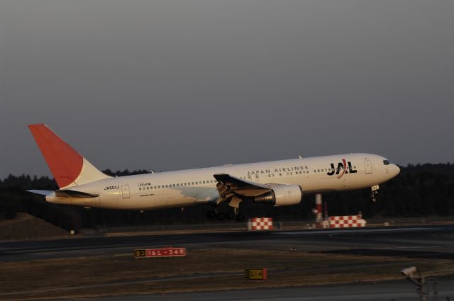 BOEING 767-300 (JA601A) - Landing at NRT Airport Runway 16L on 2011/12/29