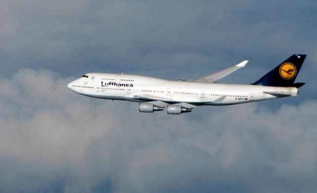 Boeing 747-400 (D-ABTF) - For over one hour this Lufthansa B 747 flew parallel to our Air France B747 over the North Atlantic