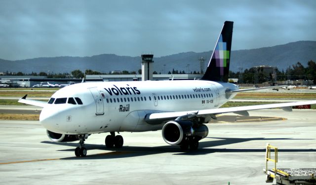 Airbus A319 (XA-VOB) - "Raul" arriving Gate # 14, 06-30-2013