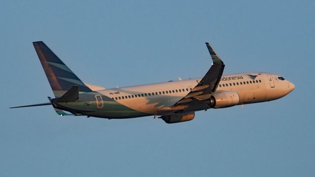 Boeing 737-800 (PK-GNG) - Boeing 737-8U3. Garuda Indonesia PK-GNG, departed rwy 21, in the light of the setting Sun. YPPH 280919