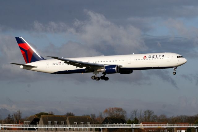 BOEING 767-400 (N828MH) - Arriving on 12-Dec-09 operating flight DAL754 from KMSP.