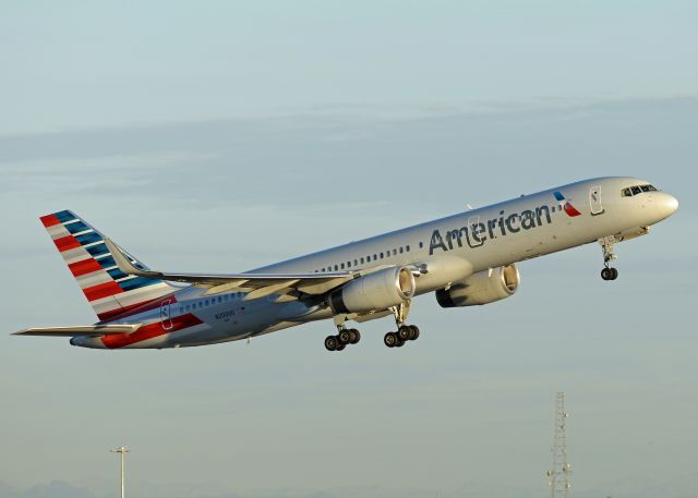 Boeing 757-200 (N200UU)