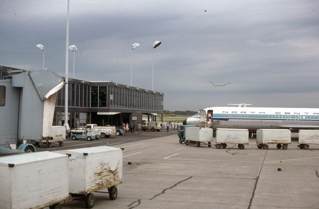 Douglas DC-9-10 — - Nostalgia picture.  Duluth Minnesota airport June 1978.