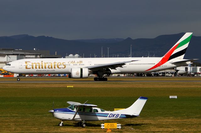 BOEING 777-300 (A6-ECR)