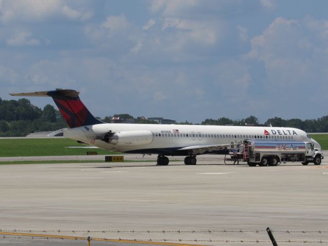 McDonnell Douglas MD-88 (N918DE)