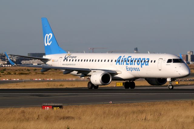Embraer ERJ-190 (EC-LLR)