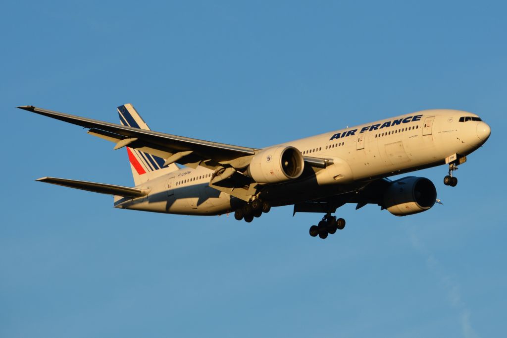Boeing 777-200 (F-GSPH) - Final to RWY 19L during sunset