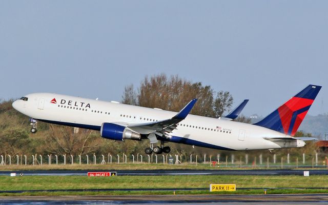 BOEING 767-300 (N177DZ) - delta b767-3 n177dz dep shannon for new york 17/10/17.