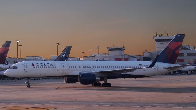 Boeing 757-200 (N667DN)