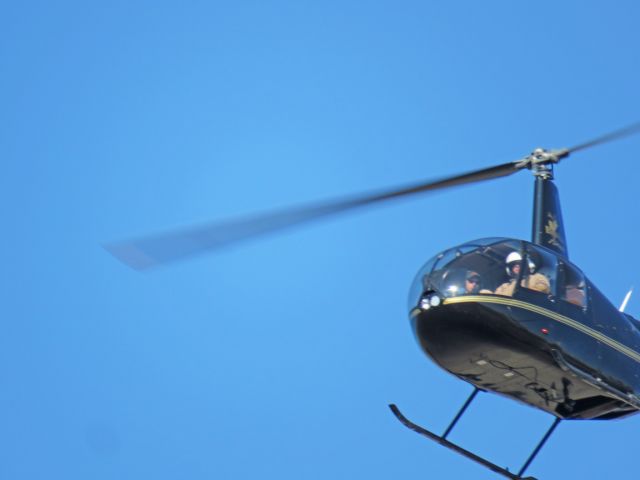 Robinson R-44 (N4361R) - flyby near 44.12°N 119.85°Wbr /16Mar21 1630hr