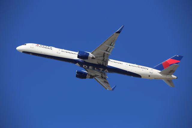 BOEING 757-300 (N582NW)