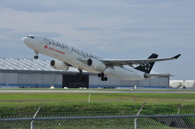 Airbus A330-300 (C-GHLM)