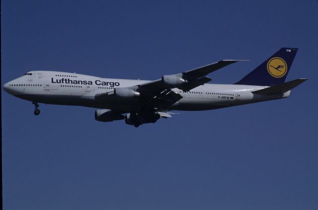 Boeing 747-200 (D-ABYW) - Final Approach to Narita Intl Airport Rwy34L on 1999/02/25