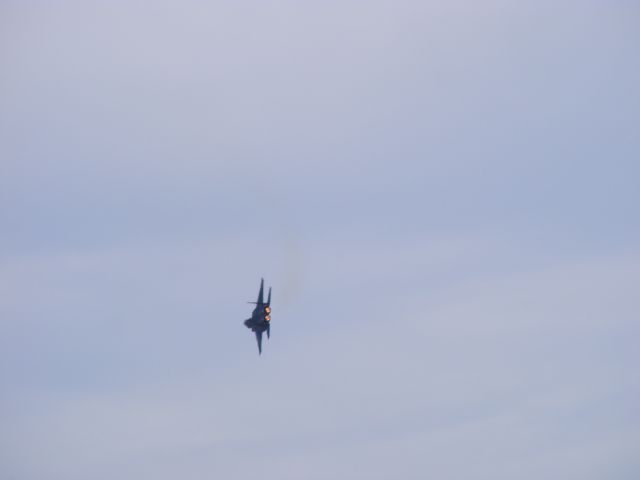 — — - F-15E Strike Eagle performs at Wings Over Whiteman with afterburners engaged.