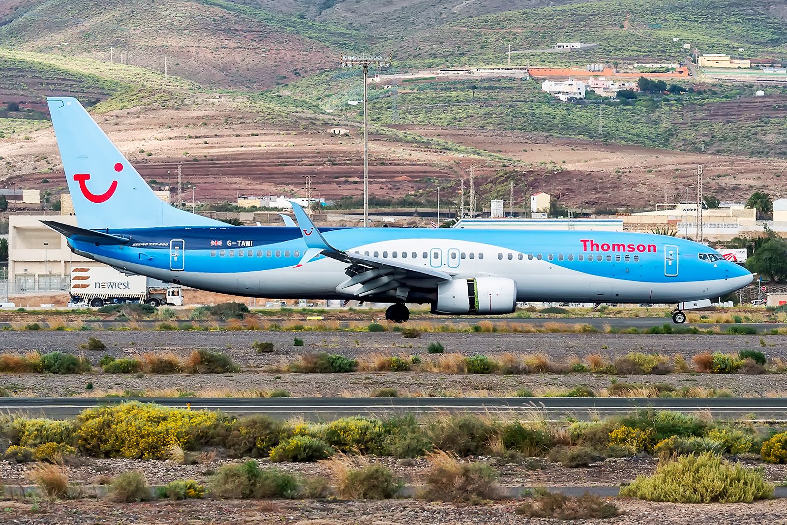 Boeing 737-800 (G-TAWI)