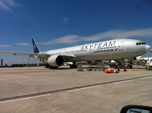 Boeing 777-200 —