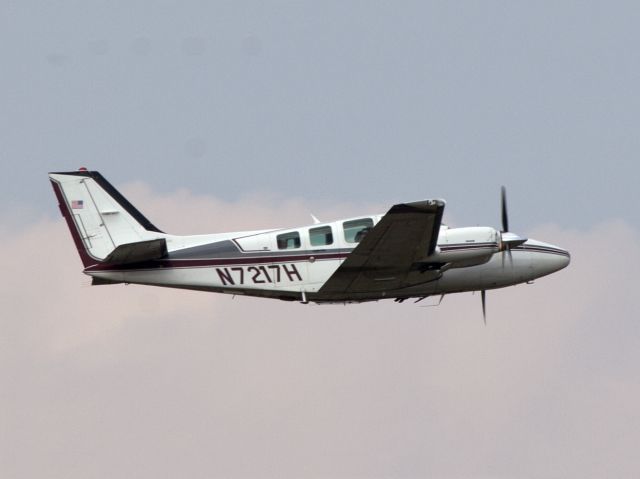 Beechcraft Baron (58) (N7217H) - Take off RW11.