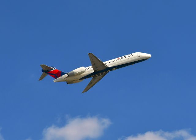 Boeing 717-200 (N985AT) - Delta Boeing 717-231 N985AT leaving Detroit 