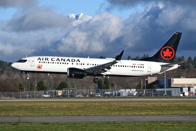 Boeing 737 MAX 8 (C-FSDB)