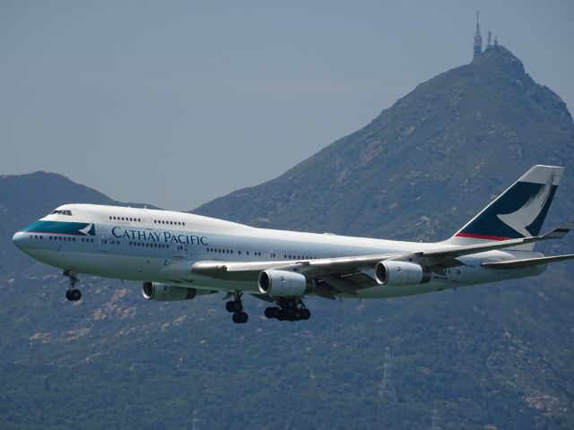 Boeing 747-400 (B-HUJ)