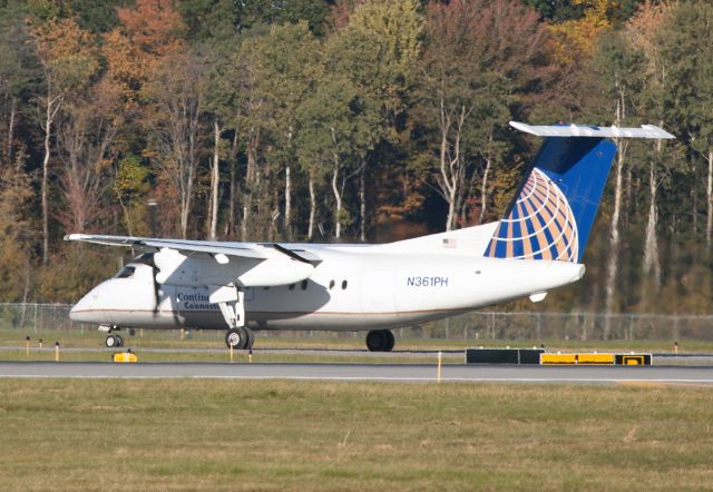 de Havilland Dash 8-100 (N361PH) - After landing RW28.