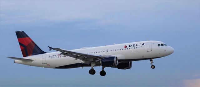 Airbus A320 (N331NW) - Landing at MIA on the evening of the 14th of May, 2018. Click on full.