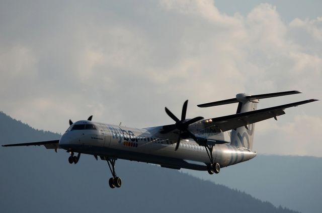 de Havilland Dash 8-400 (G-JECE)