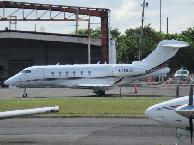 Bombardier Challenger 300 (N758QS)