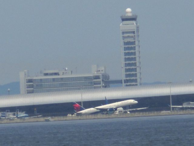 Boeing 757-200 — - 対岸から。