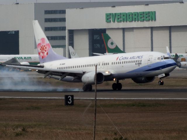 Boeing 737-800 (B-18605)